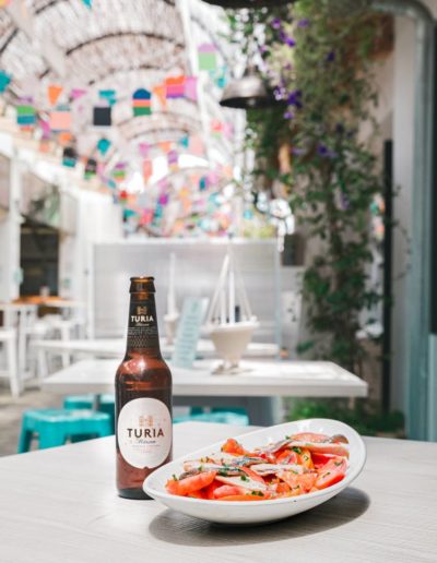 Ostrarium: Ensalada Kábila: Tomate rosa de La Marina, anchoas del Cantábrico, ventresca de atún y salazones