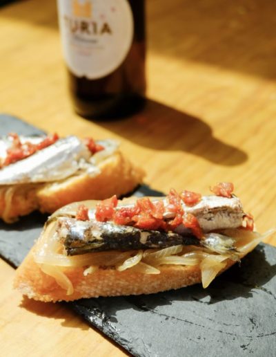 TAPALOCA Montaditos de sardina con cebolla caramelizada