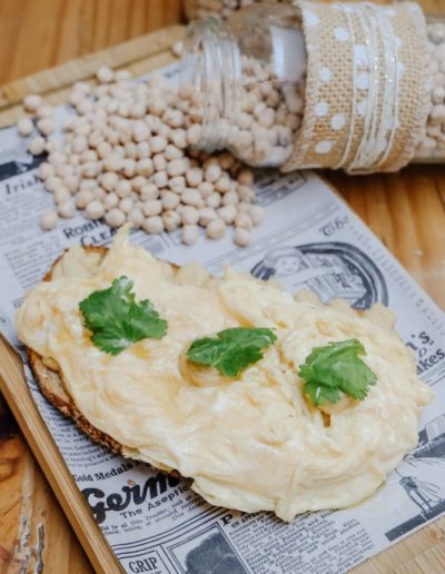 A la Fresca: Tostada de hummus con revuelto y cilantro